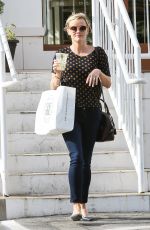 REESE WITHERSPOON Shopping Bakeware at Williams-Sonoma
