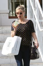 REESE WITHERSPOON Shopping Bakeware at Williams-Sonoma