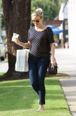 REESE WITHERSPOON Shopping Bakeware at Williams-Sonoma