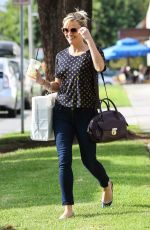 REESE WITHERSPOON Shopping Bakeware at Williams-Sonoma
