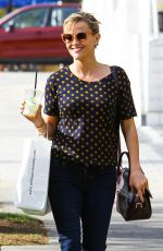 REESE WITHERSPOON Shopping Bakeware at Williams-Sonoma