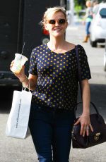 REESE WITHERSPOON Shopping Bakeware at Williams-Sonoma