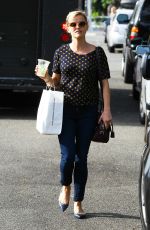 REESE WITHERSPOON Shopping Bakeware at Williams-Sonoma