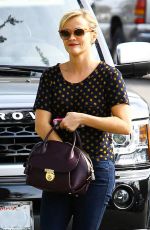 REESE WITHERSPOON Shopping Bakeware at Williams-Sonoma