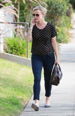 REESE WITHERSPOON Shopping Bakeware at Williams-Sonoma