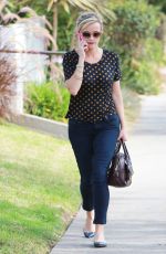 REESE WITHERSPOON Shopping Bakeware at Williams-Sonoma