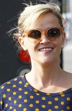 REESE WITHERSPOON Shopping Bakeware at Williams-Sonoma