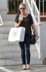 REESE WITHERSPOON Shopping Bakeware at Williams-Sonoma
