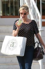 REESE WITHERSPOON Shopping Bakeware at Williams-Sonoma