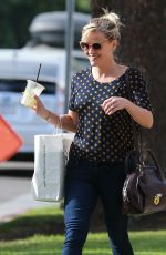 REESE WITHERSPOON Shopping Bakeware at Williams-Sonoma