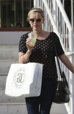 REESE WITHERSPOON Shopping Bakeware at Williams-Sonoma