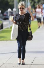 REESE WITHERSPOON Shopping Bakeware at Williams-Sonoma