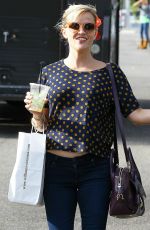 REESE WITHERSPOON Shopping Bakeware at Williams-Sonoma
