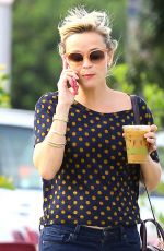 REESE WITHERSPOON Shopping Bakeware at Williams-Sonoma