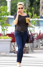 REESE WITHERSPOON Shopping Bakeware at Williams-Sonoma