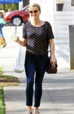 REESE WITHERSPOON Shopping Bakeware at Williams-Sonoma