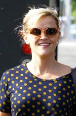 REESE WITHERSPOON Shopping Bakeware at Williams-Sonoma