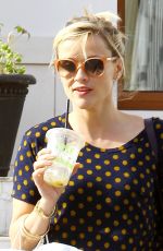 REESE WITHERSPOON Shopping Bakeware at Williams-Sonoma