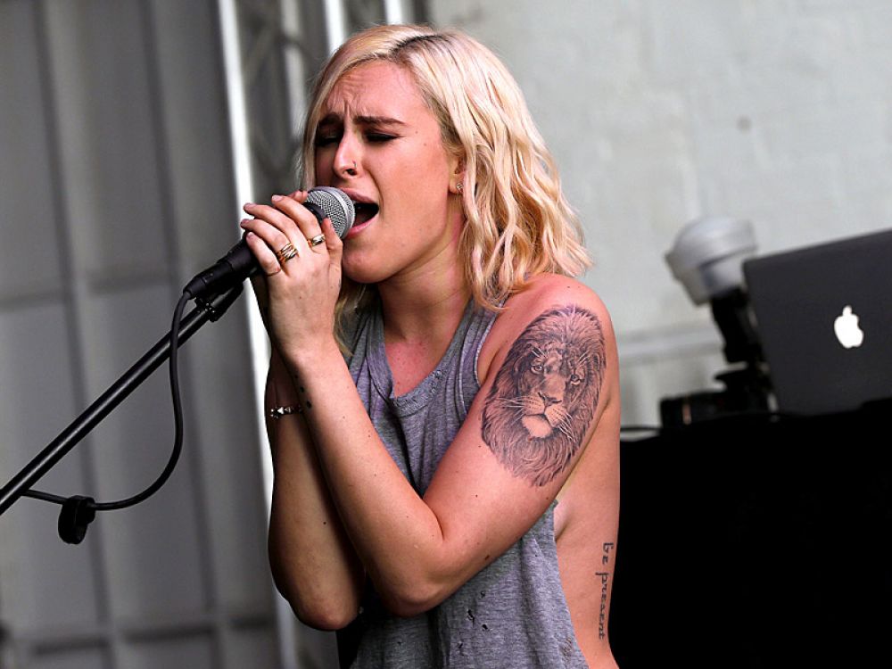 rumer-willis-performs-at-a-concert-in-los-angeles_25.