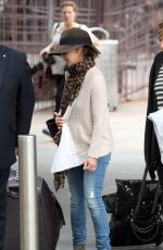 SARAH MICHELLE GELLAR Arrives at Airport in Sydney