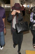 SELENA GOMEZ Hiding from Paps at LAX Airport