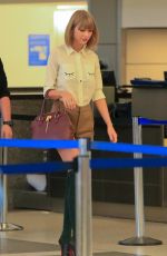 TAYLOR SWIFT arrives at Lax Airport from Sydney