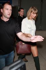 TAYLOR SWIFT arrives at Lax Airport from Sydney