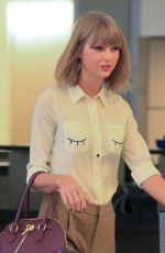 TAYLOR SWIFT arrives at Lax Airport from Sydney