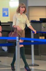 TAYLOR SWIFT arrives at Lax Airport from Sydney