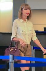 TAYLOR SWIFT arrives at Lax Airport from Sydney