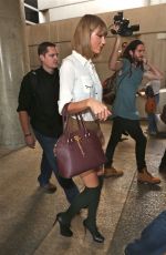 TAYLOR SWIFT arrives at Lax Airport from Sydney