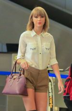 TAYLOR SWIFT arrives at Lax Airport from Sydney