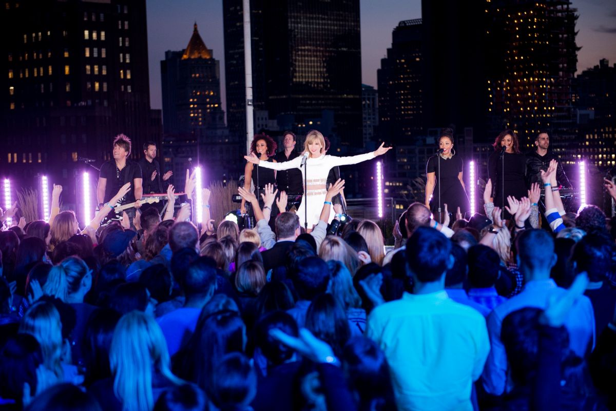 Taylor Swift At 1989 Album Secret Session Rooftop Party With