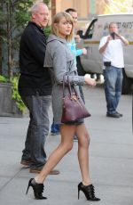 TAYLOR SWIFT Leaves a Photo Studio in New York