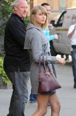 TAYLOR SWIFT Leaves a Photo Studio in New York