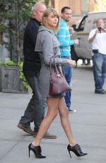 TAYLOR SWIFT Leaves a Photo Studio in New York