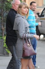 TAYLOR SWIFT Leaves a Photo Studio in New York
