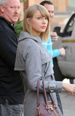 TAYLOR SWIFT Leaves a Photo Studio in New York