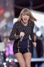 TAYLOR SWIFT Performs at Good Morning America in New York 3010