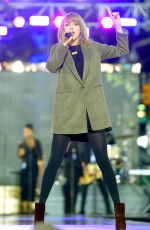 TAYLOR SWIFT Performs at Good Morning America in New York 3010