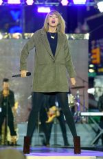 TAYLOR SWIFT Performs at Good Morning America in New York 3010