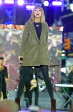 TAYLOR SWIFT Performs at Good Morning America in New York 3010