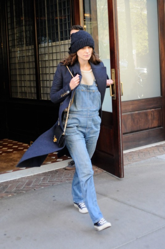 KEIRA KNIGHTLEY in Jeans