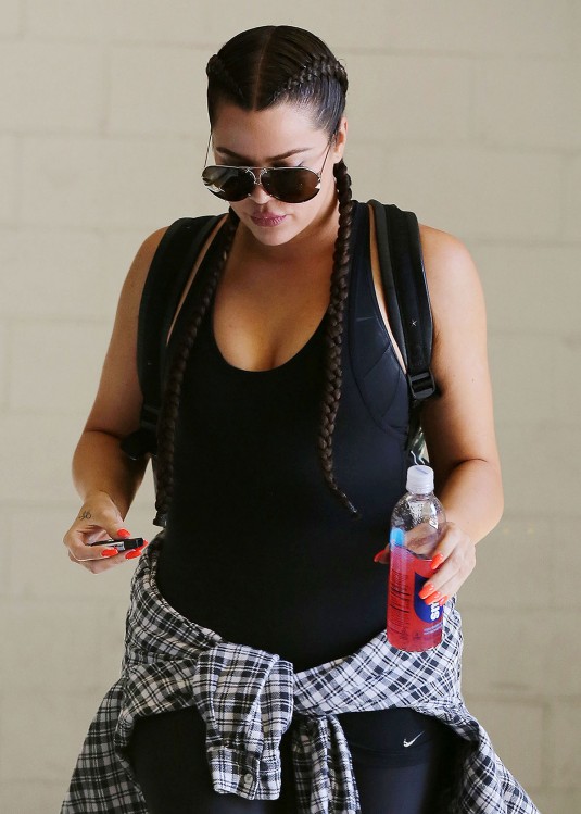 KHLOE KARDASHIAN Leaves a Gym