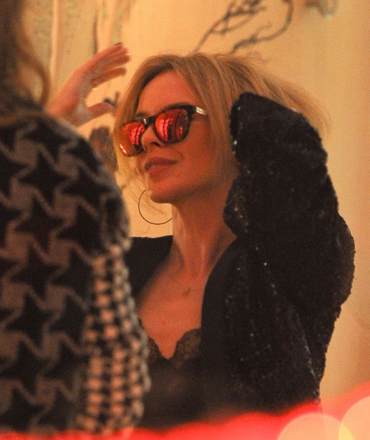 KYLIE MINOGUE Trying Some Sunglasses