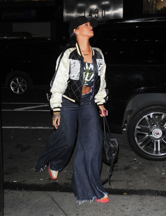 RIHANNA Arrives at Jay Z's Office