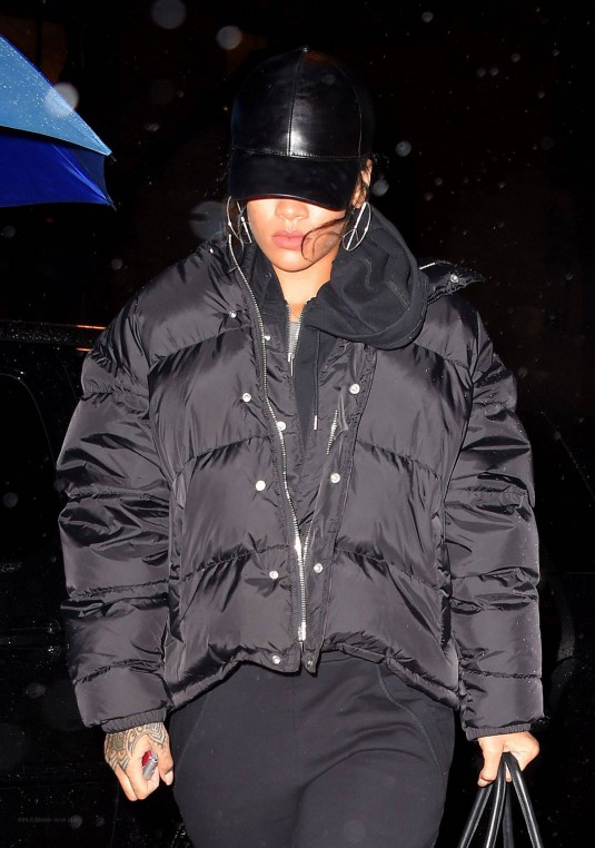RIHANNA Leaves A Recording Studio
