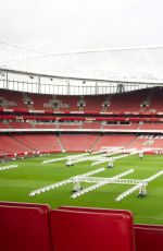 EVA LONGORIA Presents Global Gift Our Heroes Award 2015 at Emirates Stadium