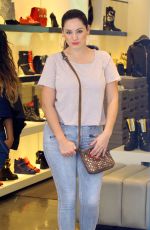 KELLY BROOK in Tgiht Jeans Out Shopping in Beverly Hills