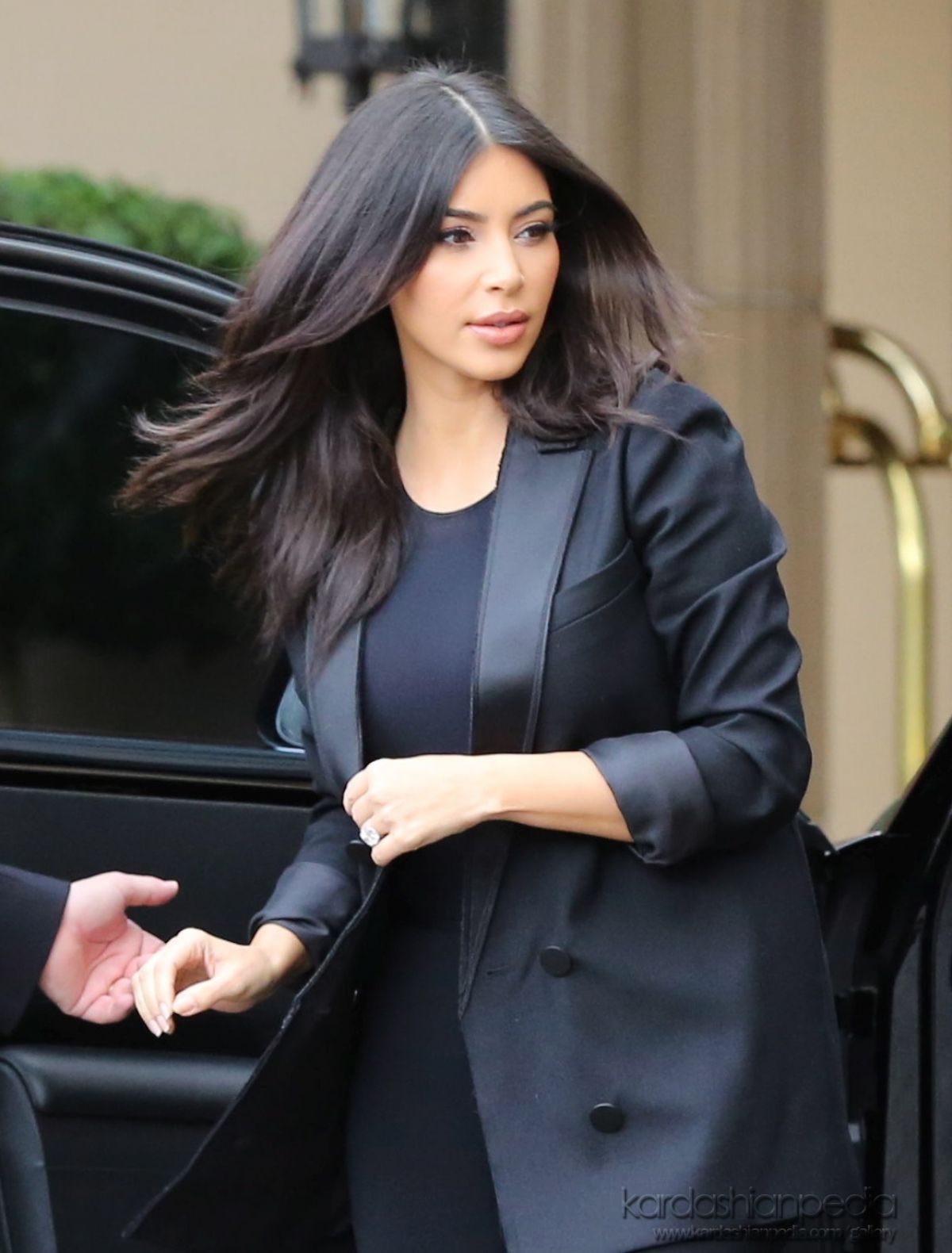 KIM KARDASHIAN Arrives at Khloe KIM KARDASHIAN Arrives at Khloe